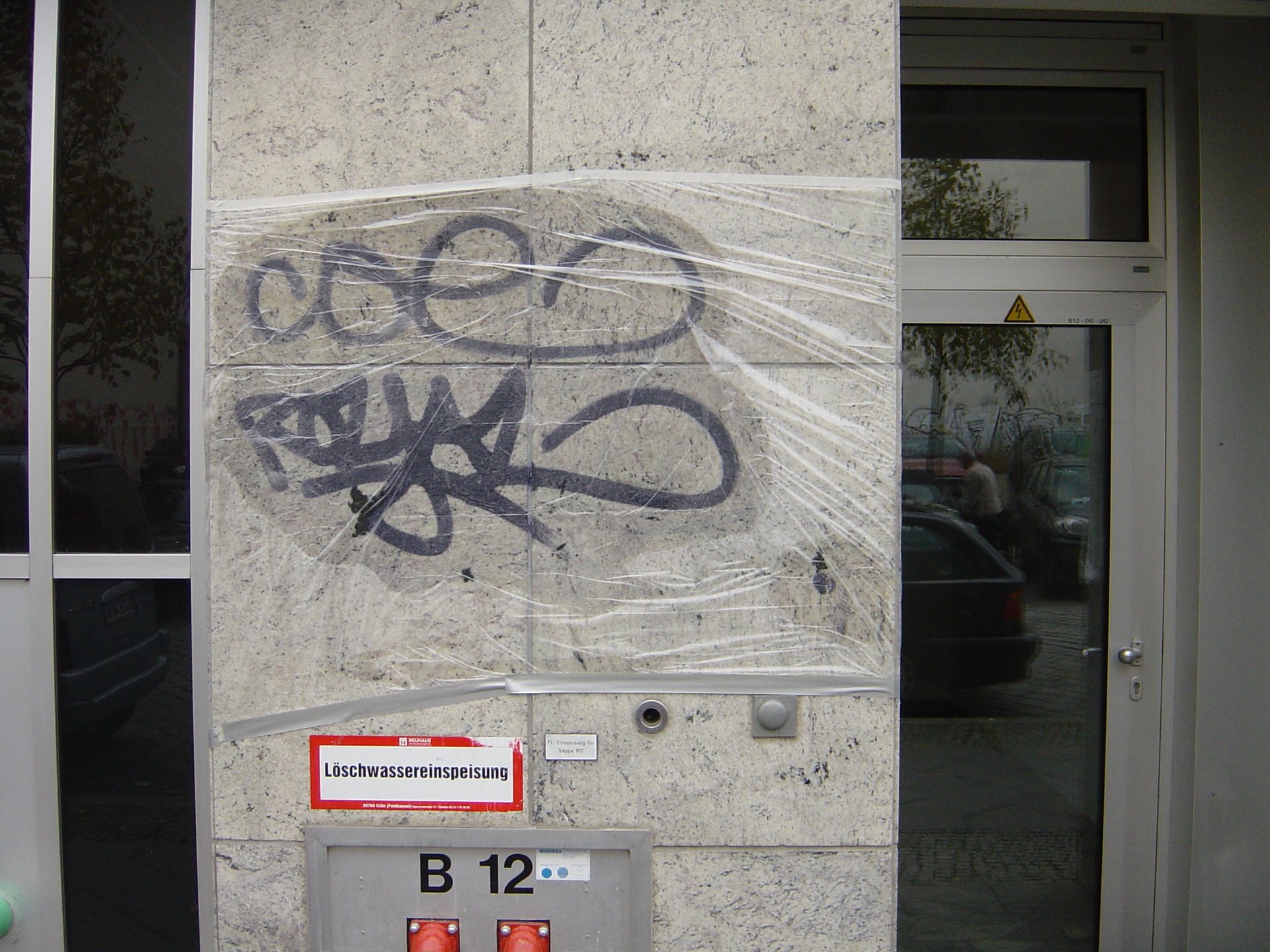 Granit Fassade mit Graffiti vor der Reinigung