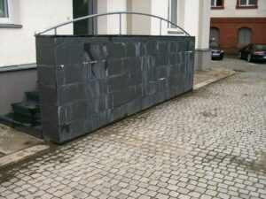Schiefer Außenwand mit Kalkflecken