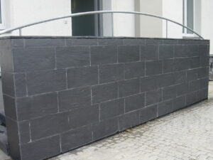 Schiefer Außenwand nach Reinigung