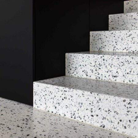 Moderne Terrazzo-Lobby nach Sanierung