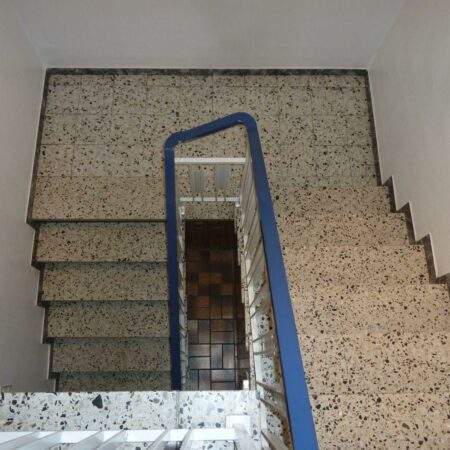 Treppenhaus-Renovierung vorher - verschmutzte Terrazzo-Stufen