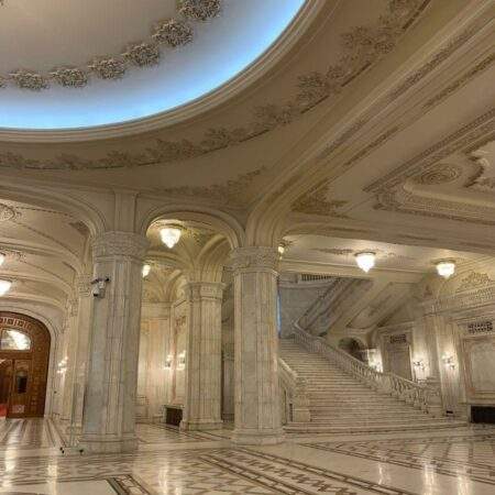 Elegante Lobby mit saniertem Marmorboden