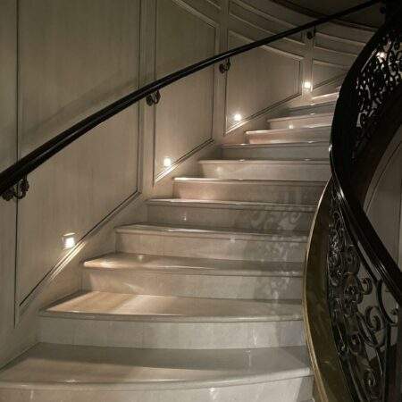 Historischer Eingangsbereich mit Marmor