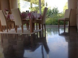 Estrich reinigen und pflegen