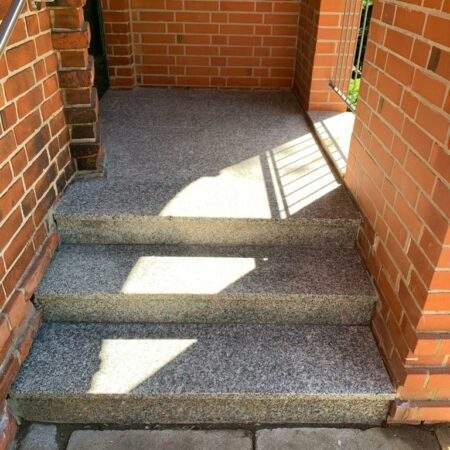 Granit-Treppe nachher: Professionell gereinigt und versiegelt