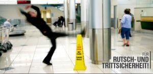 Rutschgefahr-Warnung: Person rutscht aus