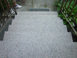 Treppe vorher - abgenutzte Rutschsicherheit