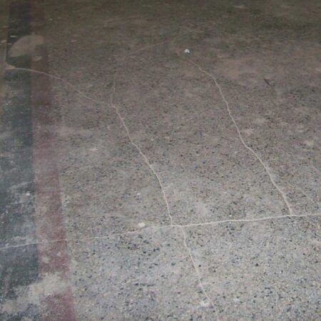 Terrazzo-Boden vorher - verschmutzt und matt