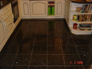 Granit-Küchenboden vorher: verschmutzt und matt