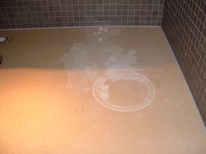 Kalkstein Waschtisch vorher - mit Kalkablagerungen und Flecken