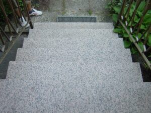 Granit-Treppenstufen vorher: glatt und rutschig