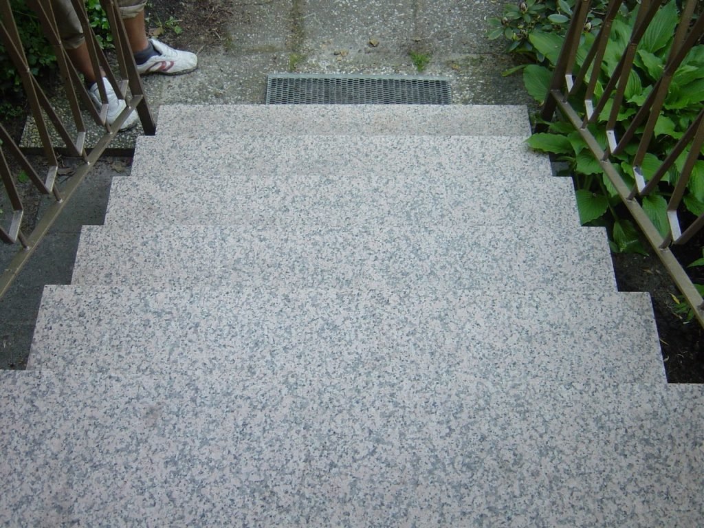 Natursteintreppe vorher