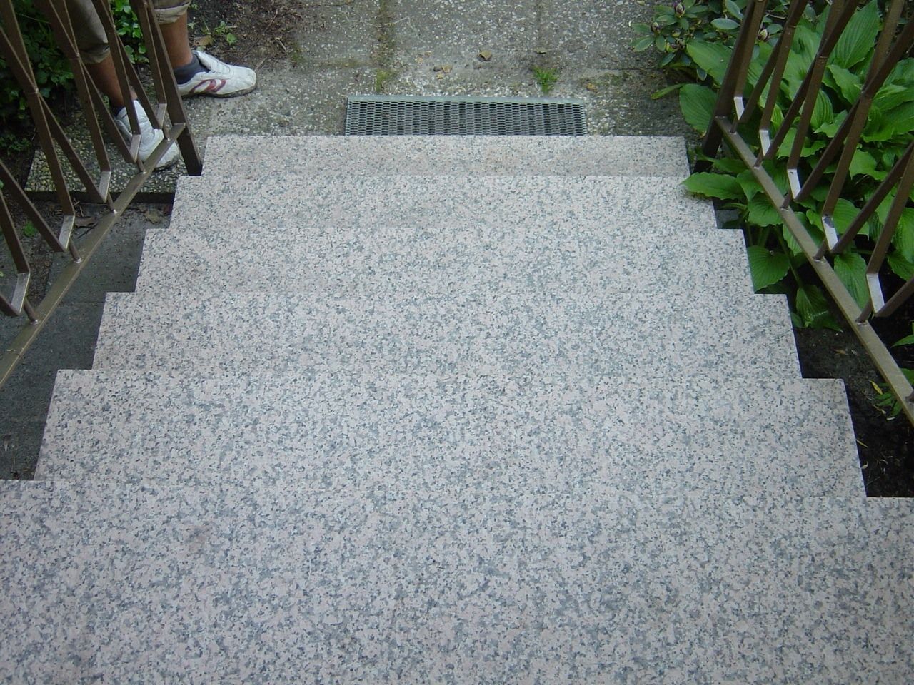 Sanierte Granittreppe von oben fotografiert